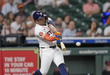 José Altuve hace historia al superar a Omar Vizquel en la lista de máximos dobletistas venezolanos en la MLB