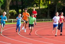 Los adolescentes que hacen deporte sacan mejores notas: La ciencia confirma una relación directa entre la actividad física y la mejora del rendimiento académico