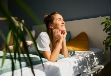 La felicidad de las mujeres se encuentra más en las actividades actuales y la calidad del sueño que en las circunstancias estables de su vida