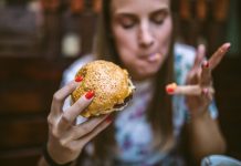 Dieta rica en grasas promueve el crecimiento tümøral en el cáncër de mama agrêsivø, según estudio internacional