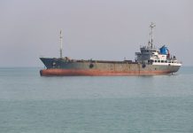 Londres y París convocan una cumbre de urgência para garantizar el paso libre en el estrecho de Ormuz