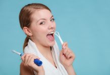 La lengua NO se cepilla hasta la garganta: es un mito que solo provøca arcadas y puede irrïtar (+ Video)