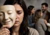 Personas que estuvieron fingiendo satisfacción durante mucho tiempo, muestran emociones que no sienten para cumplir con las expectativas sociales