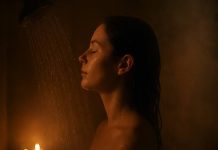 Ducharse a oscuras antes de dormir, la nueva tendencia en redes sociales para liberar ëstrés y calmar el sistema nervioso