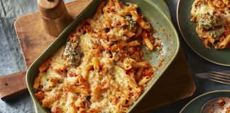 Pasta gratinada de lentejas y verduras: crea una deliciosa capa de queso fundido con muchos trocitos crujientes para disfrutar