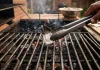 Frotar un hielo en la parrilla antes del asado: para qué sirve este truco y por qué cada vez más gente lo usa