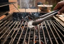 Frotar un hielo en la parrilla antes del asado: para qué sirve este truco y por qué cada vez más gente lo usa