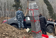 Polémica en China: Investigan el entiêrro de un millonario junto a su lujoso Mercedes-Benz (+ Video)
