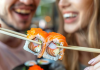 El secreto de la felicidad japonesa: El cønsumo semanal de sushi impulsa la salud y la longevidad (+ Detalles)