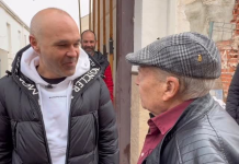 «Tú fuiste el Balón de Oro»: La emotiva reacción de un abuelo al conocer por sorpresa a su ídolo Andrés Iniesta (+ Video)