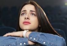 Las personas que lloran con películas o canciones suelen tener una buena conexión con su mundo emocional, según la psicología