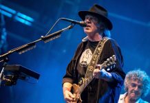 Sony compra por casi 4.000 millones de dólares un catálogo musical de Justin Bieber y Neil Young en una megainversión histórica