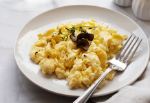 Receta definitiva para unos huevos revueltos esponjosos con leche y sin aceite de oliva