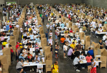 Más de 300.000 colombianos llamados a las urnas en España: ciudadanos en Madrid votan en masa y con total normalidad