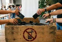 Cientos de personas apostaron por desconectarse del celular en un retiro tecnológico que se volvió tendencia en Europa