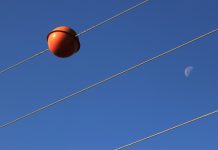 Las “bolas rojas” en los cables de alta tensión: el sencillo sistema que ayuda a evitar accidęntes aéreos
