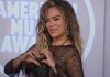 Karol G brilló en la ceremonia de los AMAs: se presentó y recibió premio a la excelencia como Artista Internacional (+ Fotos)