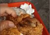 Pölémicä en el Sämbïl: Cliente muestra cómo KFC «esconde» piezas de pollo viejo en sus combos (+ Video)