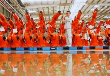 China acelera su industria del futuro: fábricas oscuras, robots coordinados por IA y una nueva era sin dependencia humana