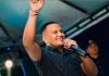 La música cruza fronteras: Gregory Díaz el venezolano que canta vallenato destaca por su voz en canciones románticas y tradicionales en las calles de Colombia (+ Video)