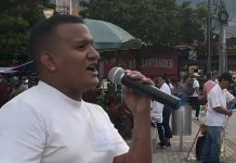 La música cruza fronteras: Gregory Díaz el venezolano que canta vallenato destaca por su voz en canciones románticas y tradicionales en las calles de Colombia (+ Video)
