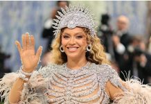Beyoncé deslumbró en la Met Gala tras una década de ausëncia con un audaz vestido transparente y una corona plateada (+ Detalles)