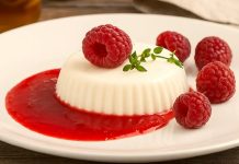 Flan ligero de coco con frambuesas, rico y saludable: sin azúcar y se riega con una salsa ligera preparada con esa misma fruta