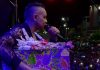 Las lágrimas no pararon: cantante Diego Daza le compró toda la mercancía a madre que vendía flores en su concierto en Maracaibo (+ Video)