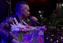 Las lágrimas no pararon: cantante Diego Daza le compró toda la mercancía a madre que vendía flores en su concierto en Maracaibo (+ Video)