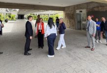 Encargado de negocios de EE. UU. supervisa entrega de insumos médicos en hospitales de Caracas (+ Detalles)