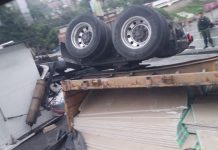 Accidënte vehicular en Tazón: Gandola vølcada bløqueó el tránsito y obligó a habilitar contraflujo (+ Detalles)