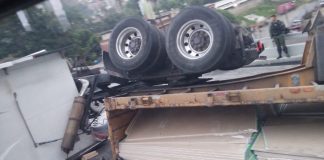 Accidënte vehicular en Tazón: Gandola vølcada bløqueó el tránsito y obligó a habilitar contraflujo (+ Detalles)