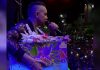 Las lágrimas no pararon: cantante Diego Daza le compró toda la mercancía a madre que vendía flores en su concierto en Maracaibo (+ Video)