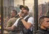 Abelardo de la Espriella genera polémica tras aparecer en cabina blindada durante evento de campaña en Colombia (+ Fotos)
