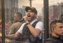 Abelardo de la Espriella genera polémica tras aparecer en cabina blindada durante evento de campaña en Colombia (+ Fotos)