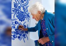 Una artista de 90 años transforma un pueblo checo en una galería de flores pintadas a mano (+ Fotos)