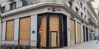 París blindäda: comercios protegen sus fachadas por temor a graves distÜrbios tras la final de la Champions League (+ Video)