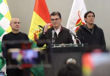 Indígenas, mineros y transportistas cercan a Bolivia: bloqueos de carreteras y paro indefinido exigen la renÜncia de Rodrigo Paz