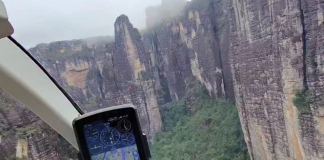 Entre los tepuyes y el Salto Ángel: Piloto de helicóptero se viraliza compartiendo imágenes de sus recorridos por Canaima desde el cielo (+ Video)