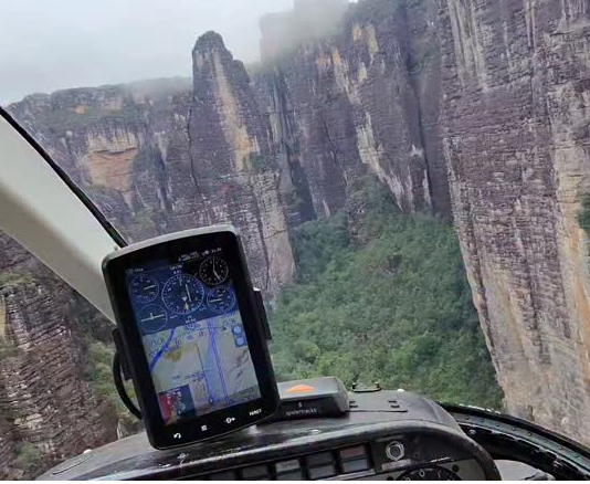 Entre los tepuyes y el Salto Ángel: Piloto de helicóptero se viraliza compartiendo imágenes de sus recorridos por Canaima desde el cielo (+ Video)