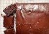 Pastel de chocolate sin huevos ni leche se vuelve viral por su sencilla receta (+ Detalles)