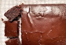Pastel de chocolate sin huevos ni leche se vuelve viral por su sencilla receta (+ Detalles)