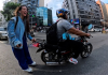 Caracas siempre te sorprende: Un motorizado ayudó a una patinadora para completar su ruta (+ Video)