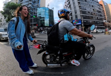 Caracas siempre te sorprende: Un motorizado ayudó a una patinadora para completar su ruta (+ Video)