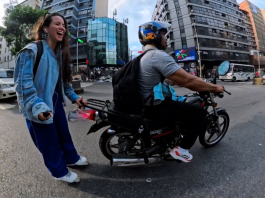 Caracas siempre te sorprende: Un motorizado ayudó a una patinadora para completar su ruta (+ Video)