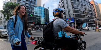 Caracas siempre te sorprende: Un motorizado ayudó a una patinadora para completar su ruta (+ Video)