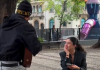 La vieron llorando y se acercaron a dedicarle una canción para mejorar su día (+ Video)