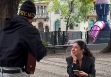 La vieron llorando y se acercaron a dedicarle una canción para mejorar su día (+ Video)