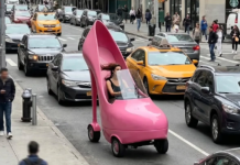 Un auto con forma de tacón se llevó las miradas de todo el mundo en las calles de Manhattan (+ Detalles)