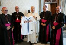 El Papa recibió una camisa de la selección venezolana campeona del Clásico Mundial de Béisbol (+ Detalles)